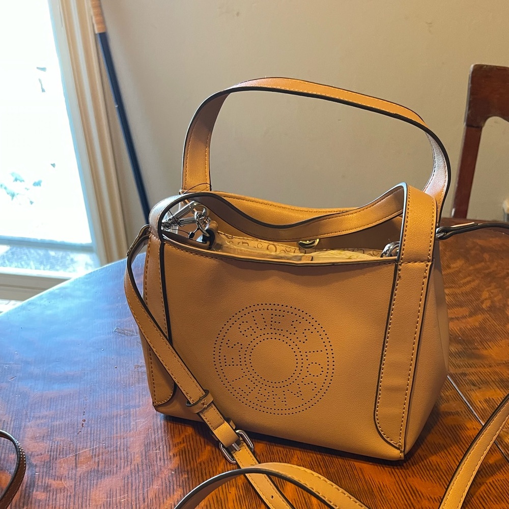 NWT  GUESS Los Angeles Hutchinson color camel